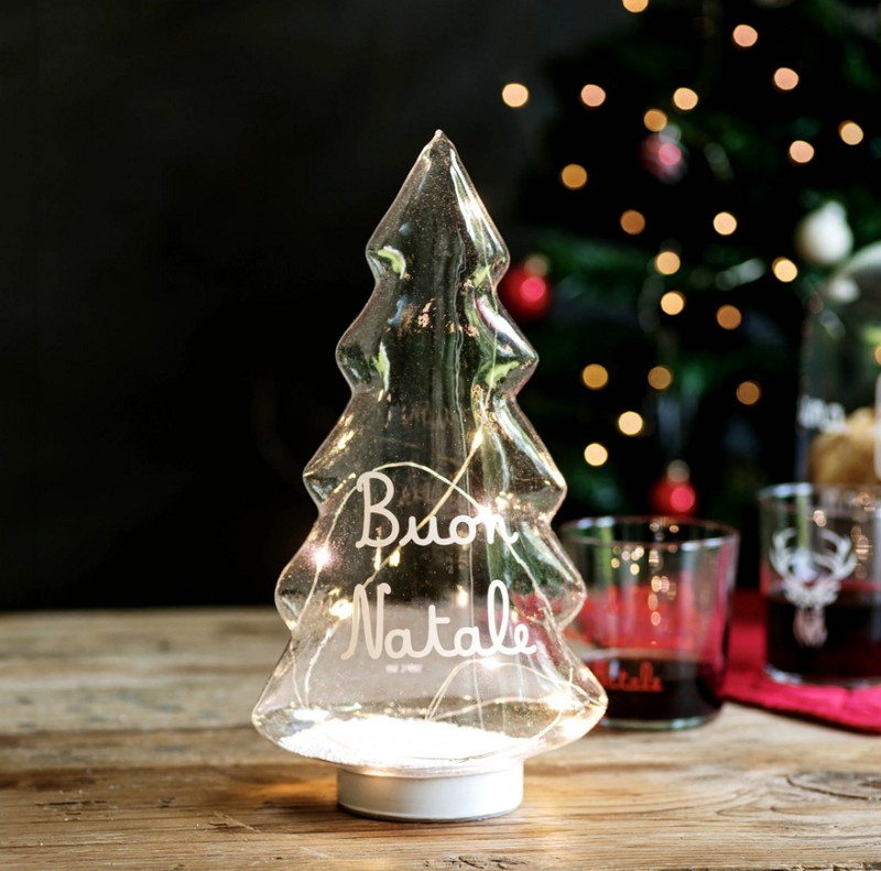 Albero di Natale luminoso in vetro con luci led alimentato a batterie, decorato con scritta “Buon Natale”